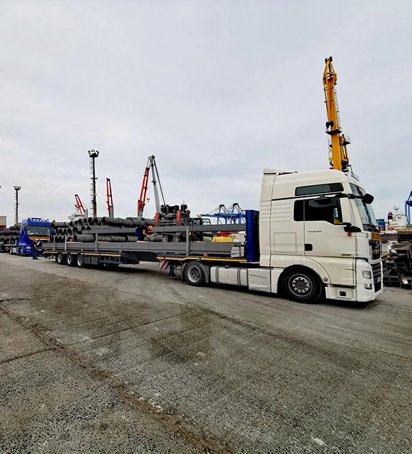 Transport de marfuri lungi cu platforme extensibile