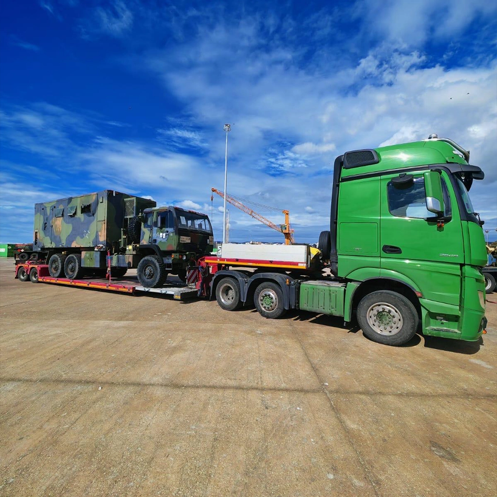 Cap tractor si semi-trailer pregatit pentru transport agabaritic international