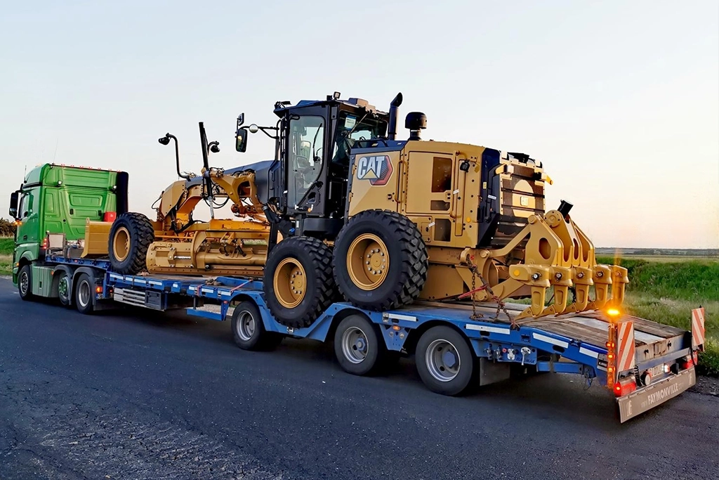 Utilaj de mare dimensiune incarcat pe un semi-trailer apartinand companiei Ansian